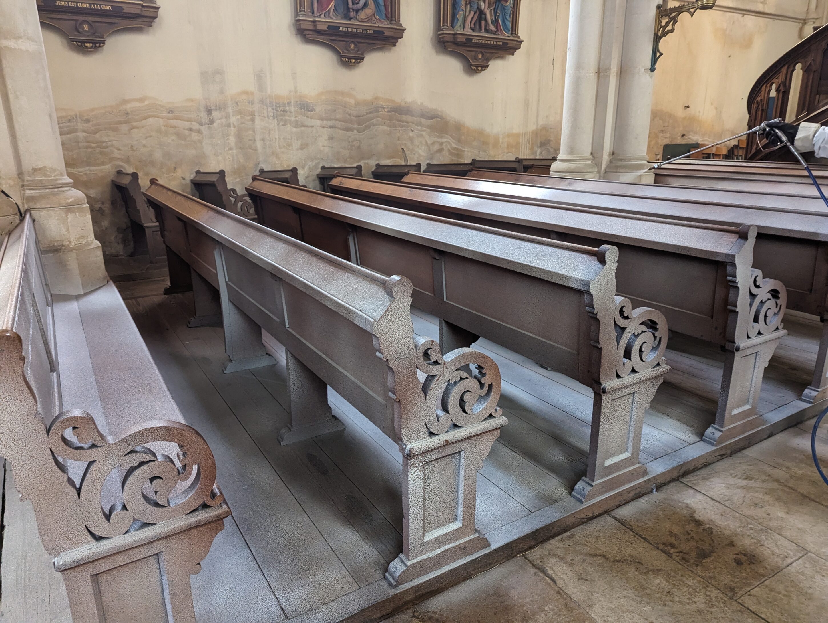 Préservation du patrimoine - Les bancs de l'église de Noviant après application du produit biocide
